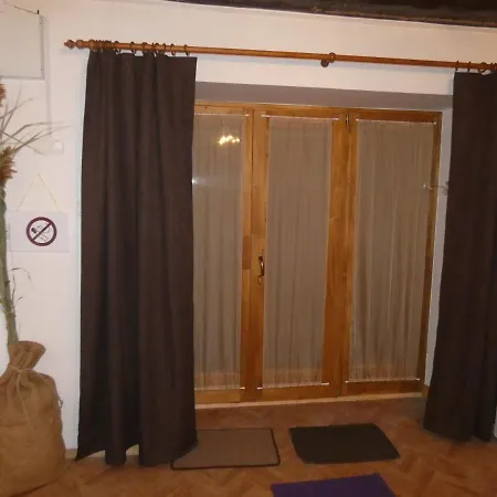 Réka Apartmanház Appartamento Velence
